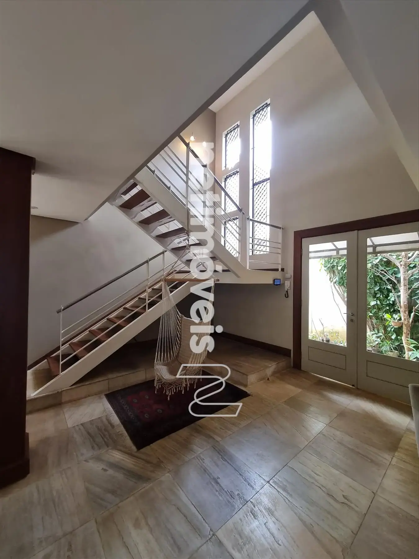 Escada de acesso ao 2º pavimento