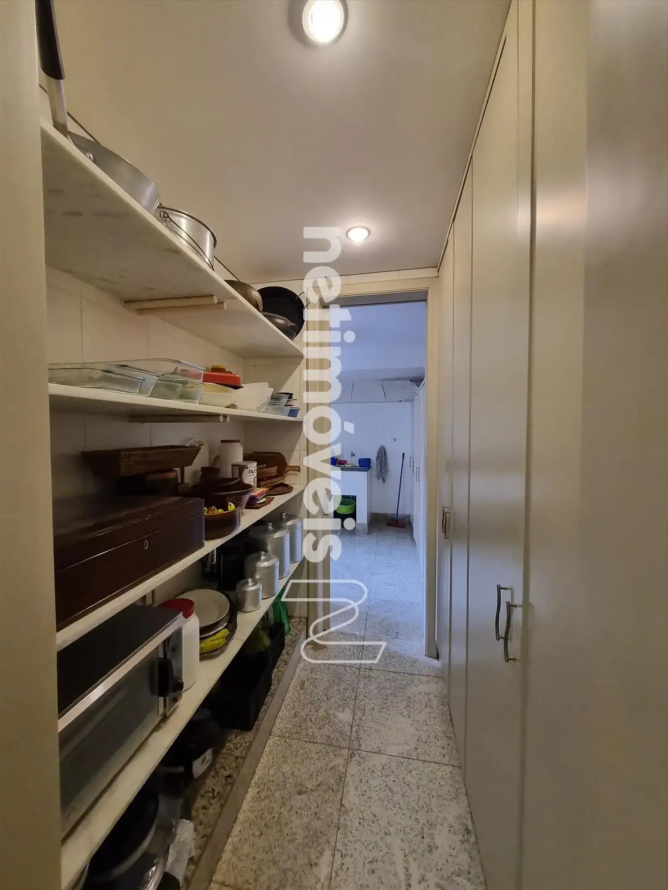 Despensa em corredor