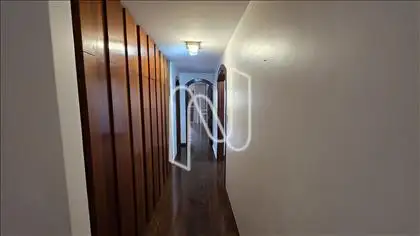 Corredor com rouparia 