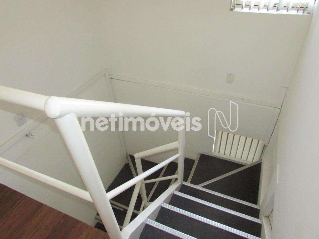 Escada de acesso sob outra vista