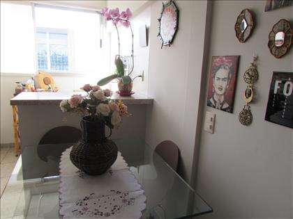 sala com mesa inclusa