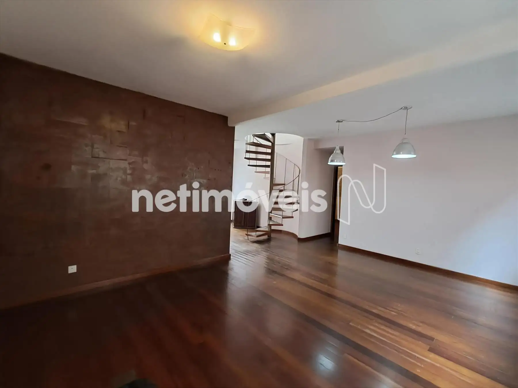 Sala - Localizado no 1° Pavimento