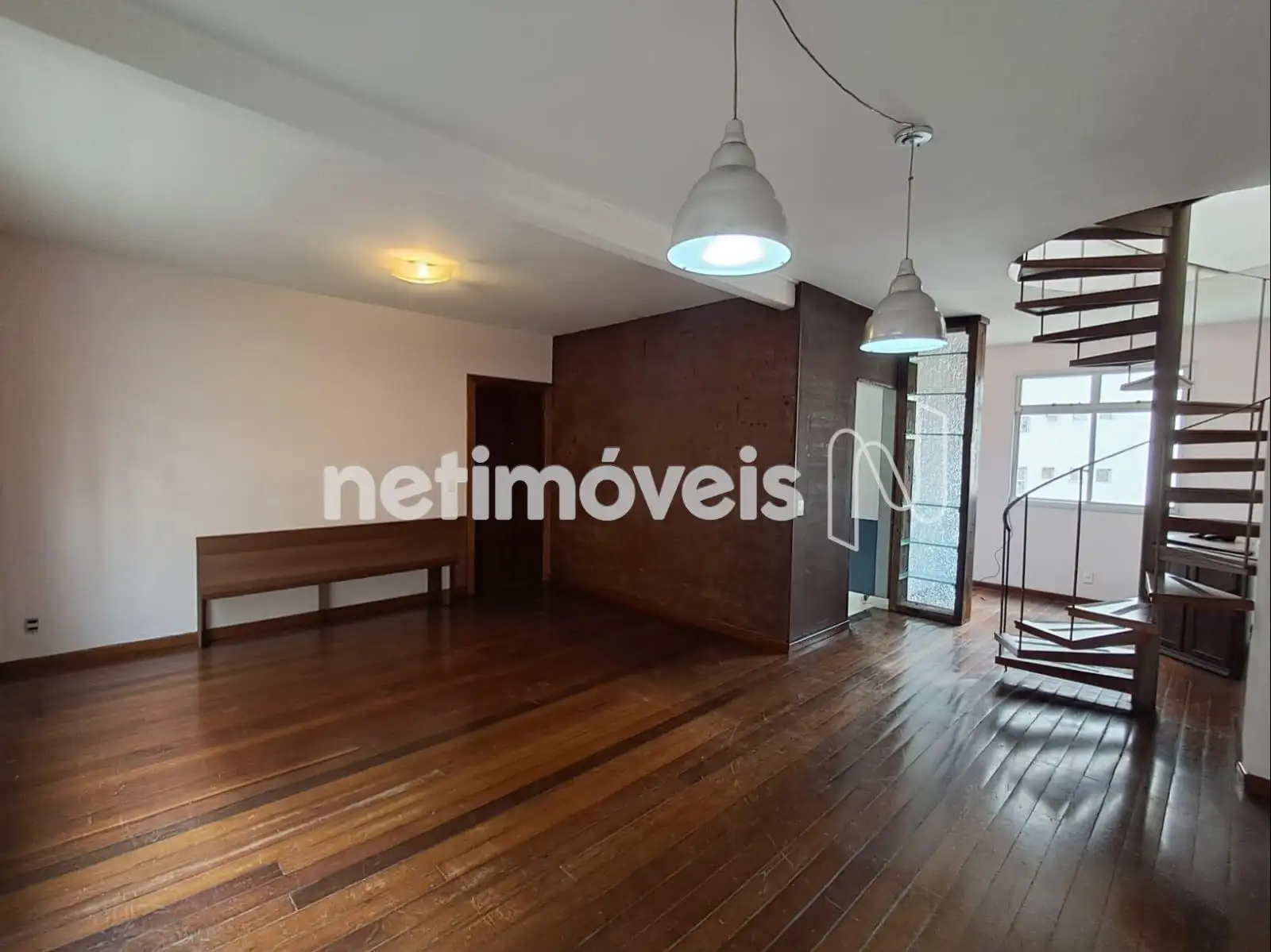 Sala - Localizado no 1° Pavimento