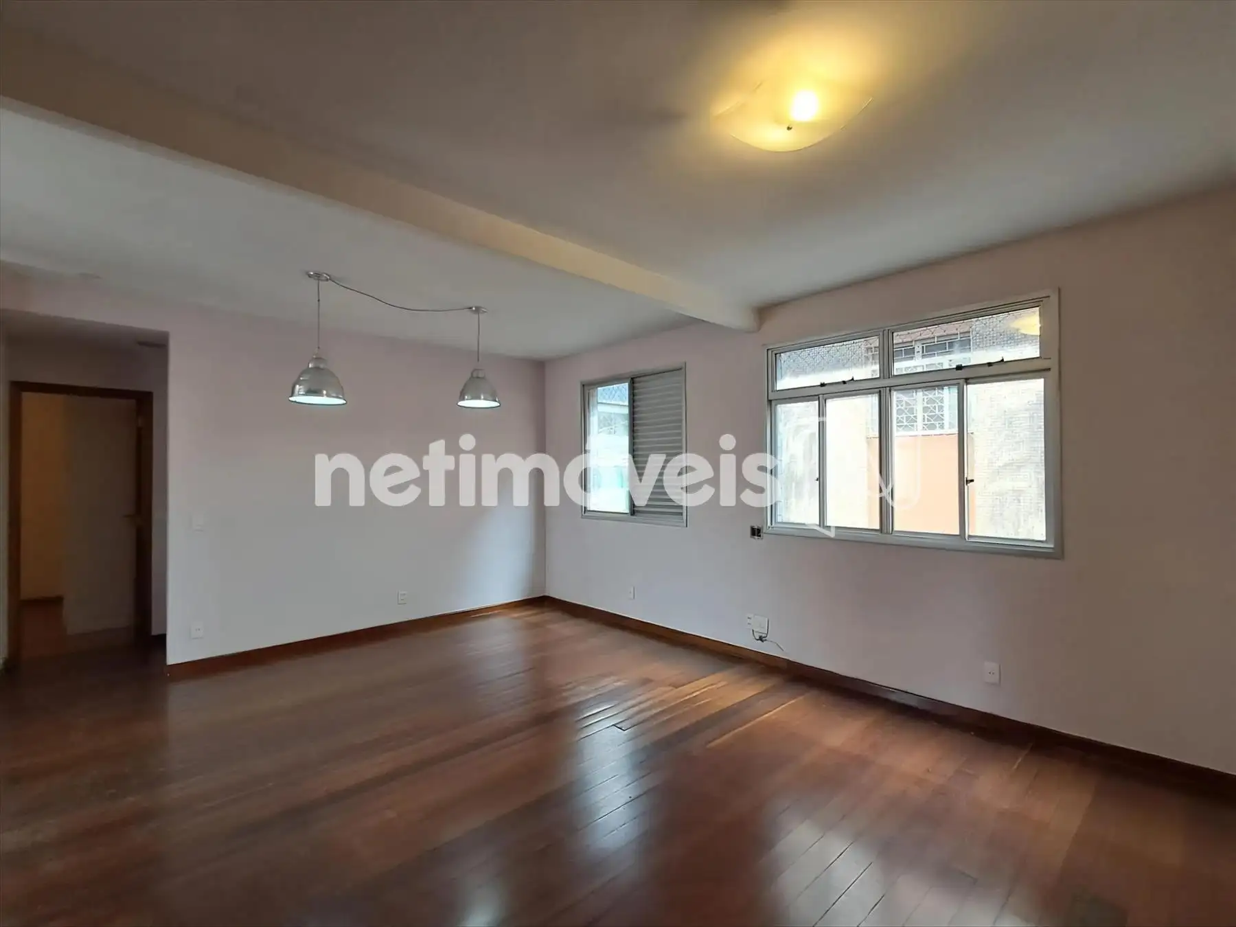 Sala - Localizado no 1° Pavimento