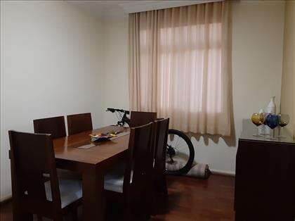 sala de jantar com janela