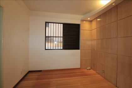 SUITE - PAINEL EM MADEIRA NA CABECEIRA 