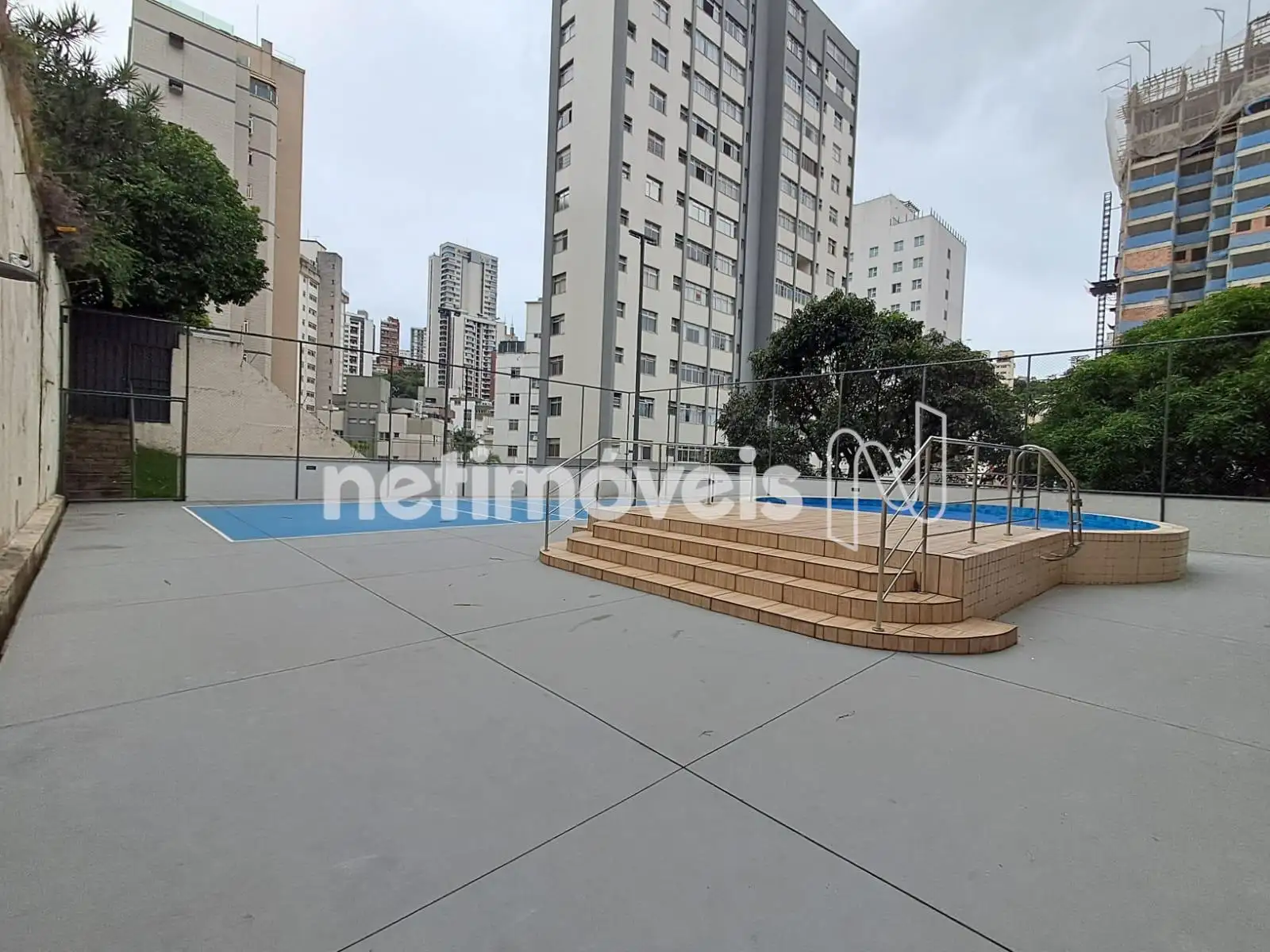 Piscina + Quadra Poliesportiva