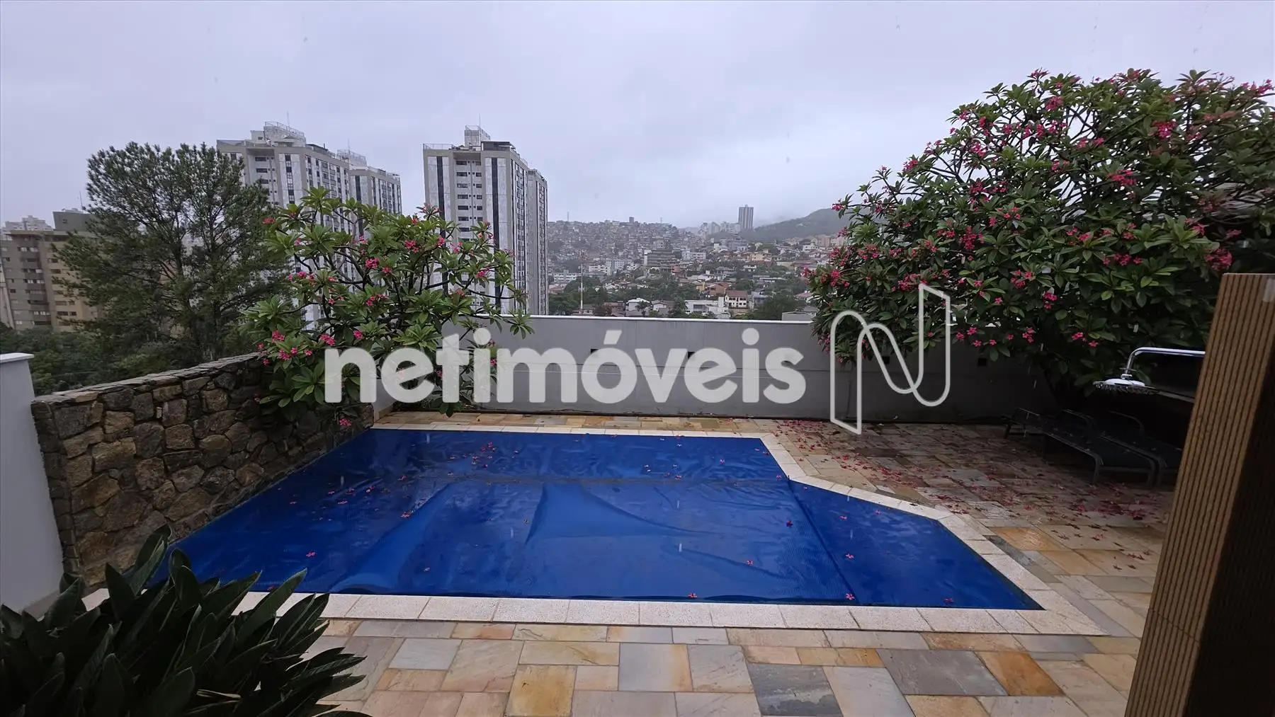 Área Externa e Piscina Aquecida