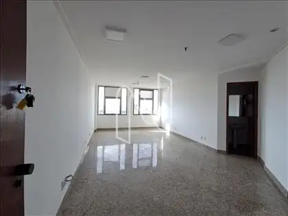  Sala com banheiro
