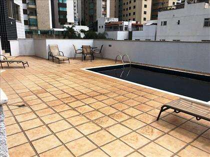 Área da piscina sob outra vista