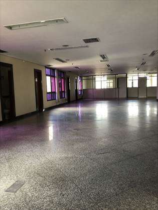 vão livre com salas individuais ao fundo 