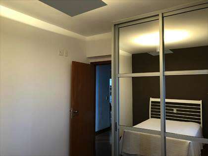 quarto com armários espelhados