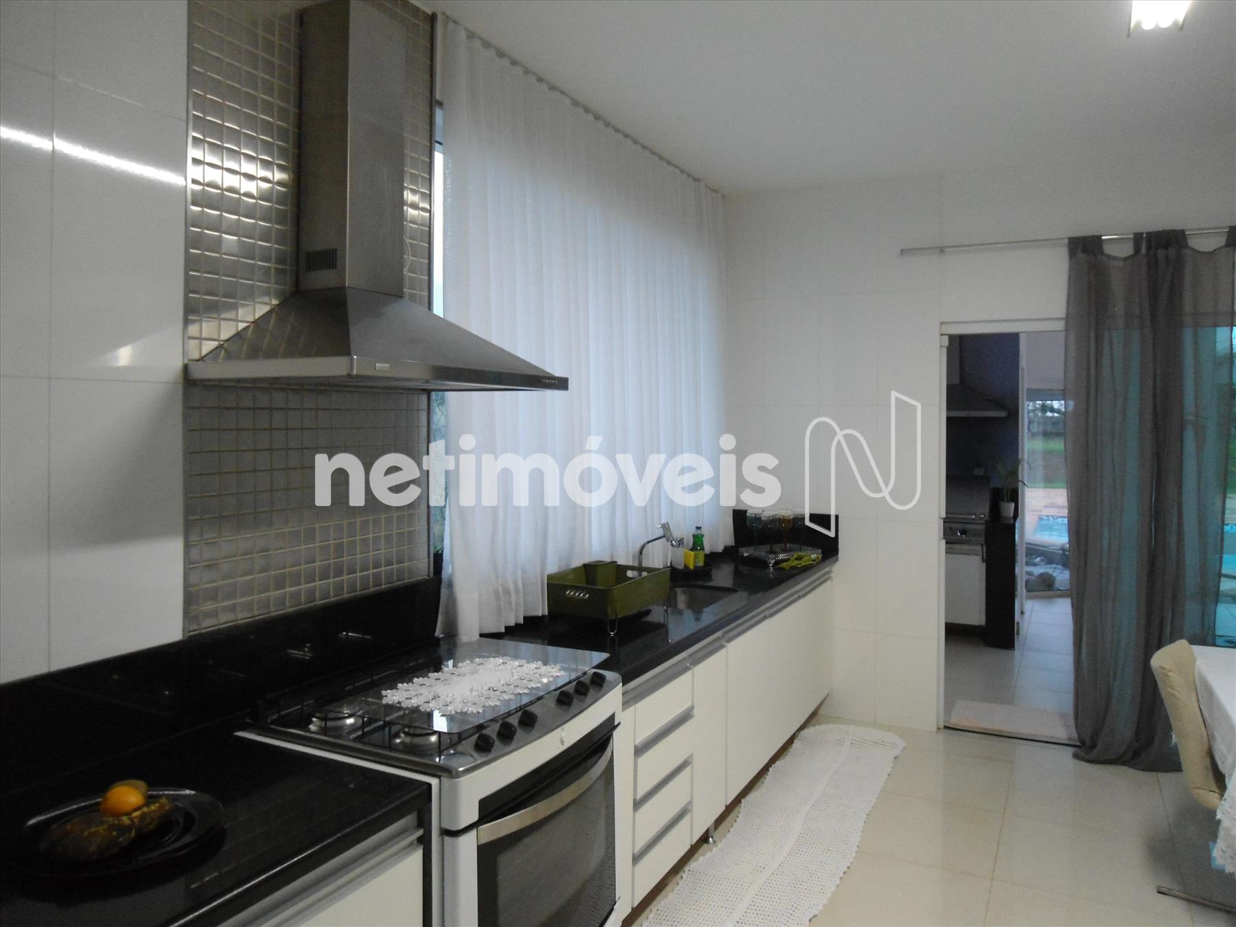 Cozinha e ligação para Área Gourmet externa.