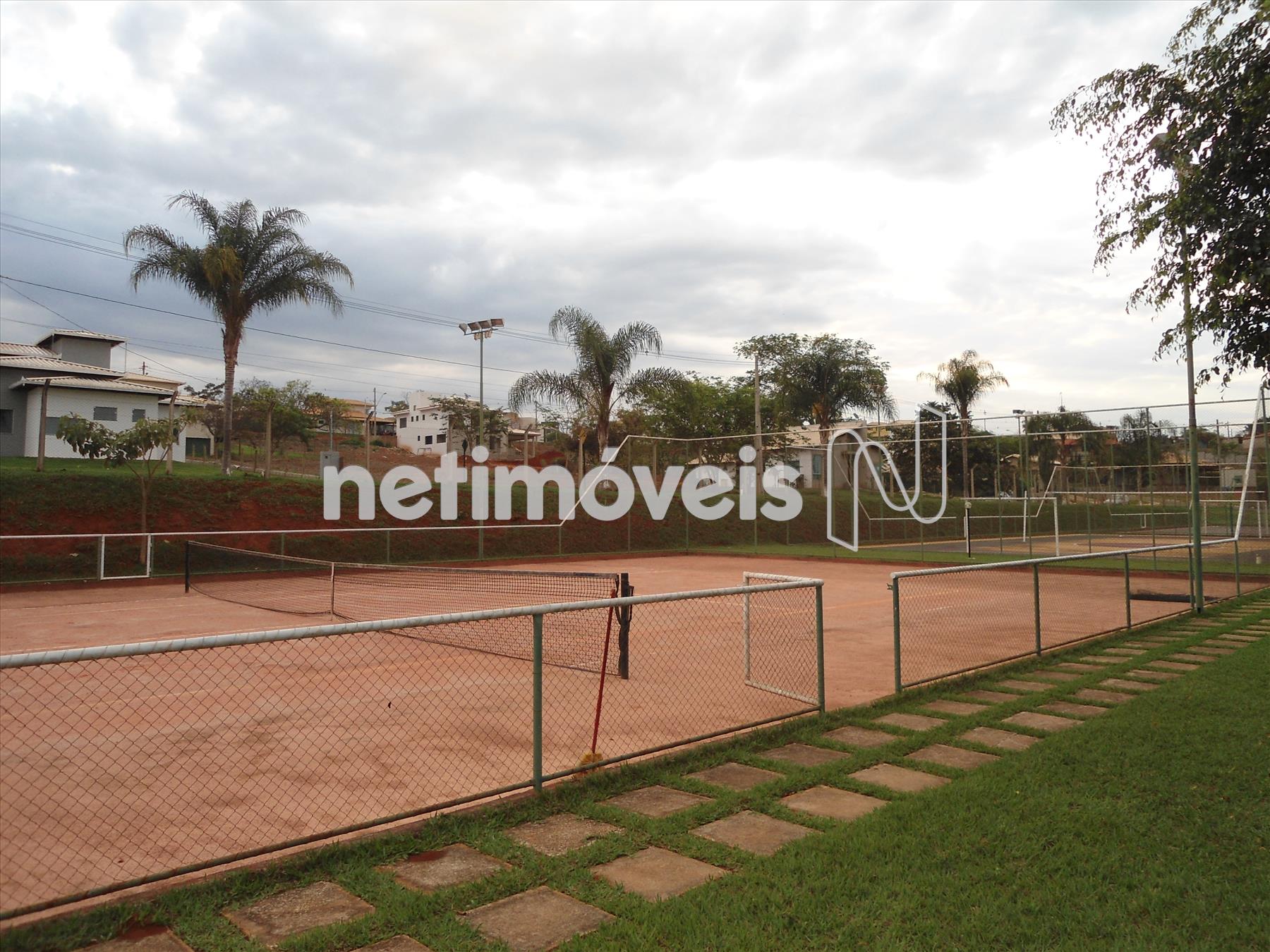 Quadra de tênis em saibrodo clube