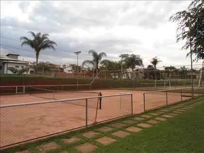 Quadra de tênis em saibro do clube