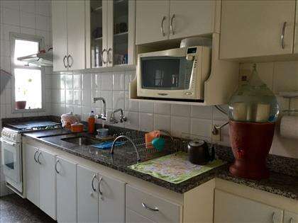 ampla cozinha com armários