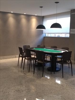Salão de jogos com mesa de poker