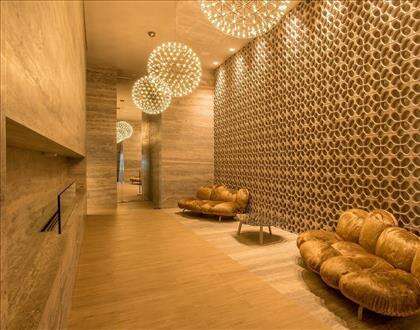 Hall decorado com iluminação planejada