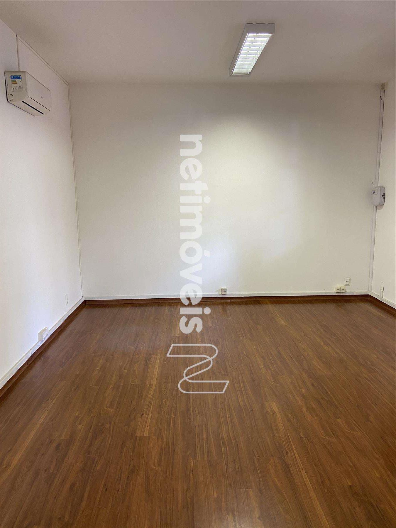 sala ampla com ar condicionado
