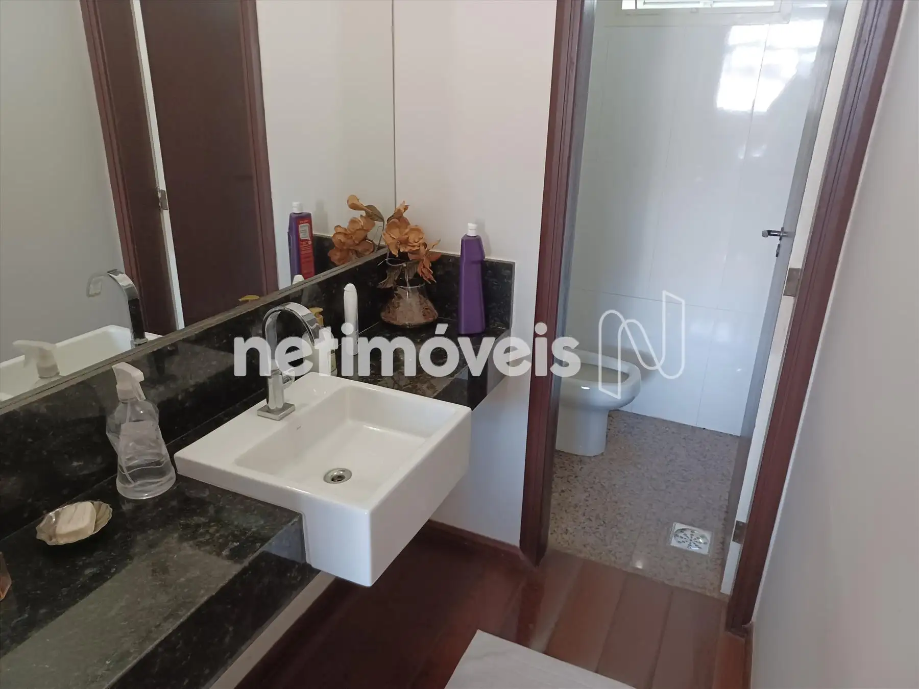 Lavabo anexo à sala de jantar