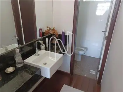 Lavabo anexo à sala de jantar