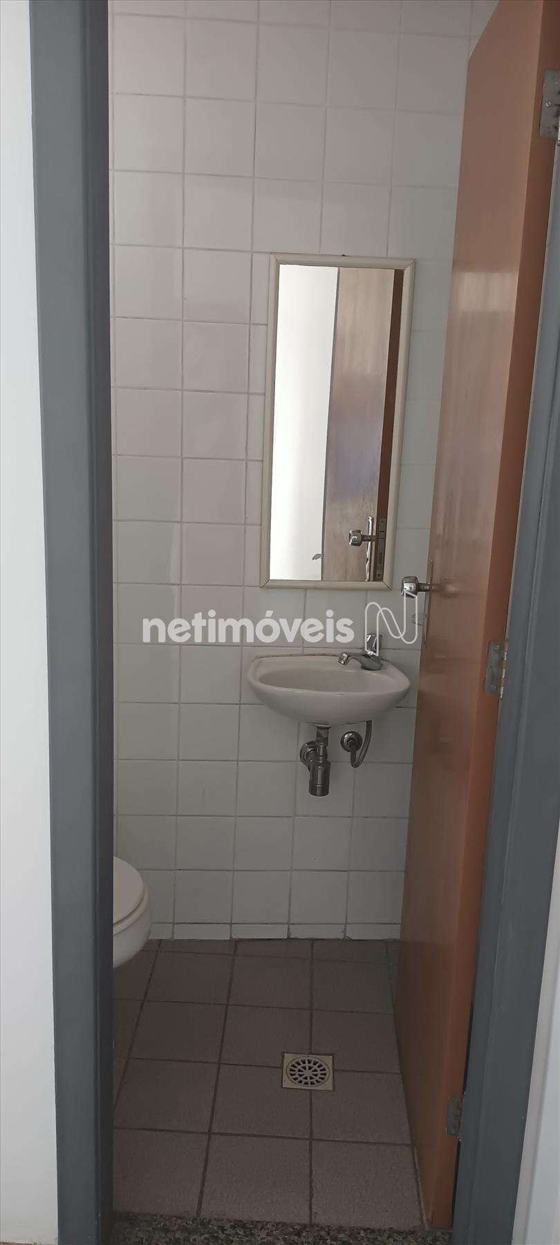 Piso e paredes em porcelana.