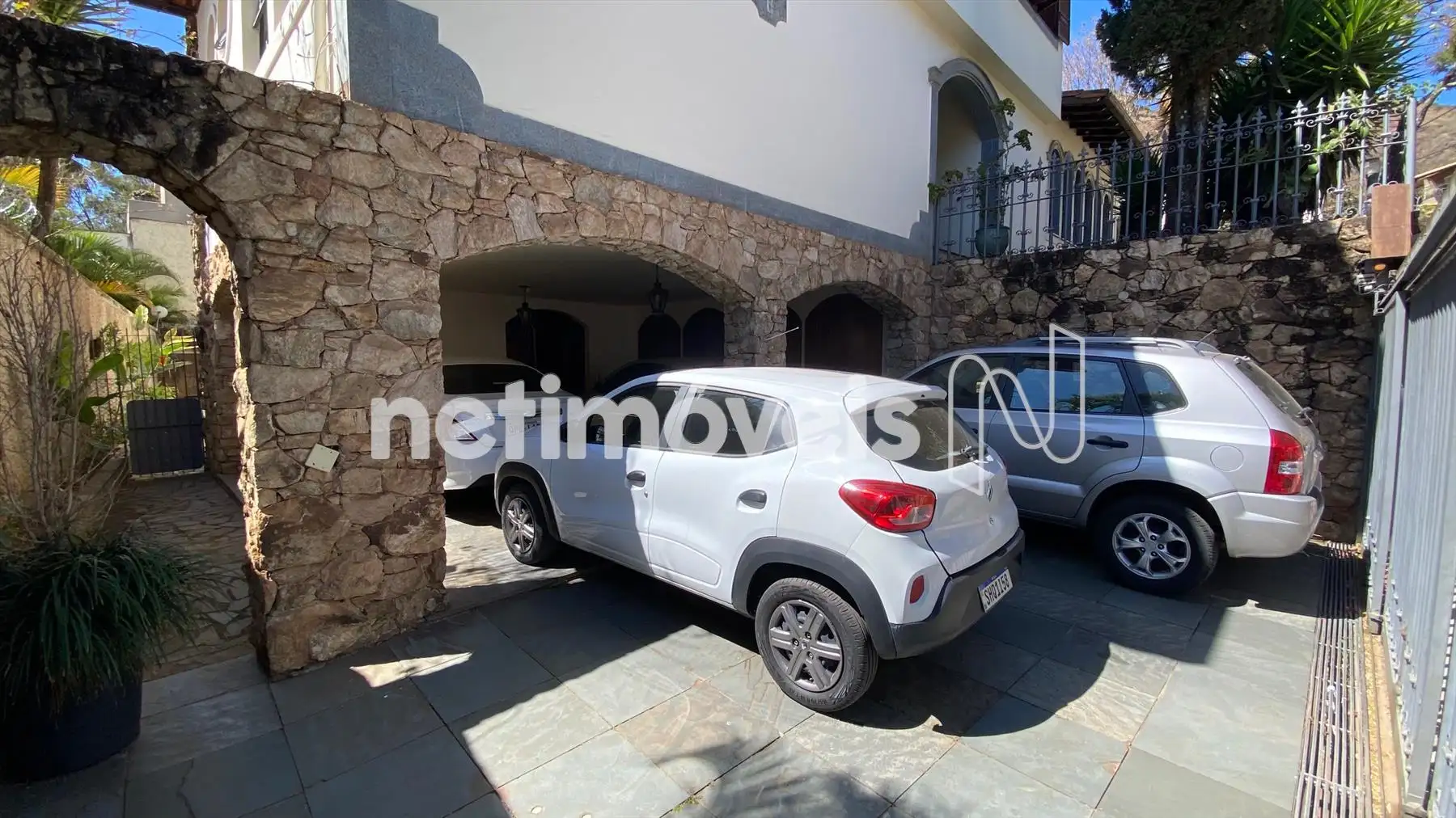 4 vagas de garagem, em linha duas a duas