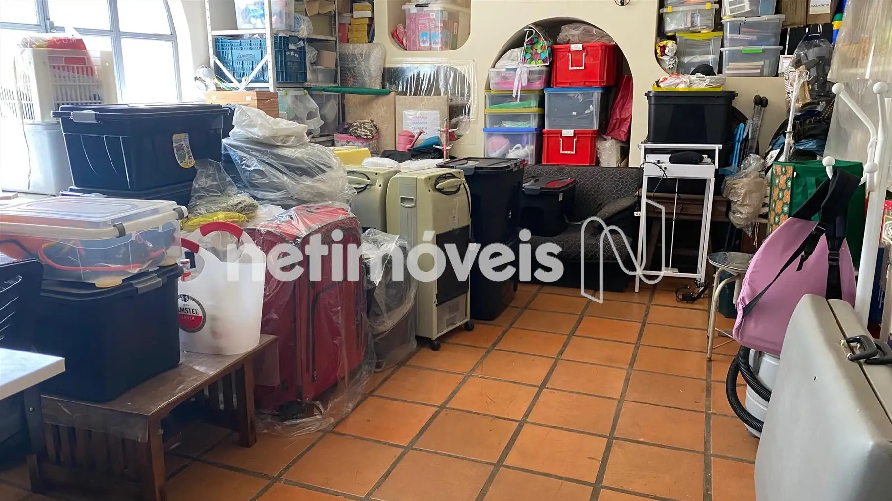 Quarto de despejo junto à garagem