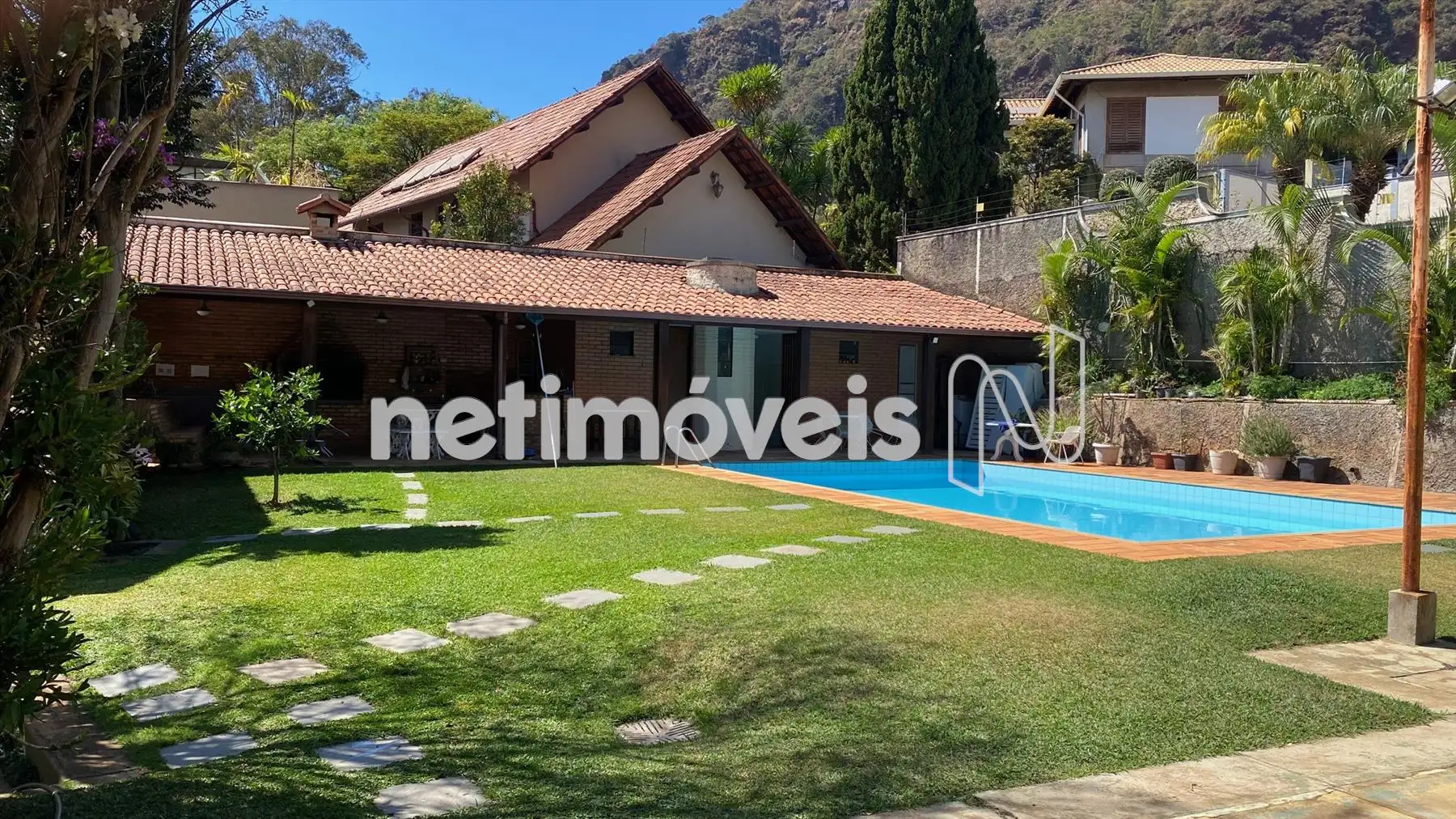 Área de lazer com piscina, sauna