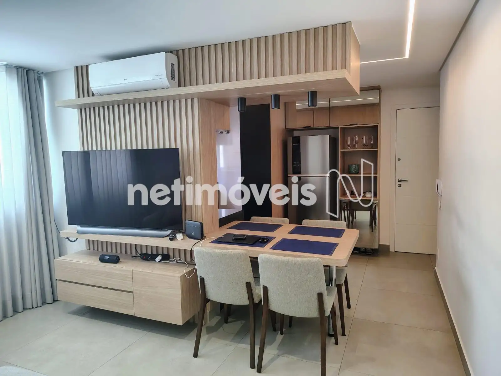 Mesa jantar/sala TV com AC