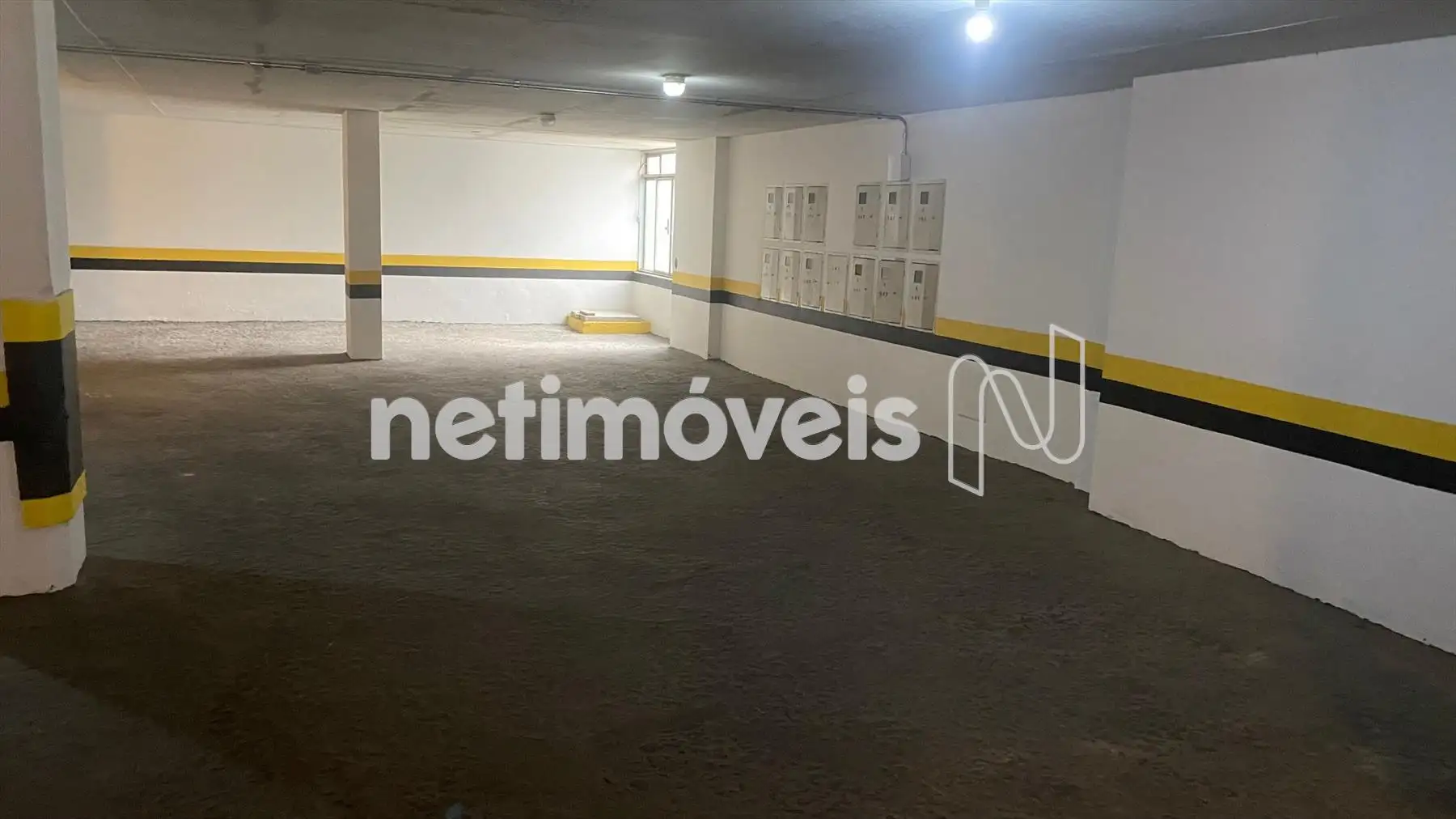 2 vagas grandes de garagem em linha