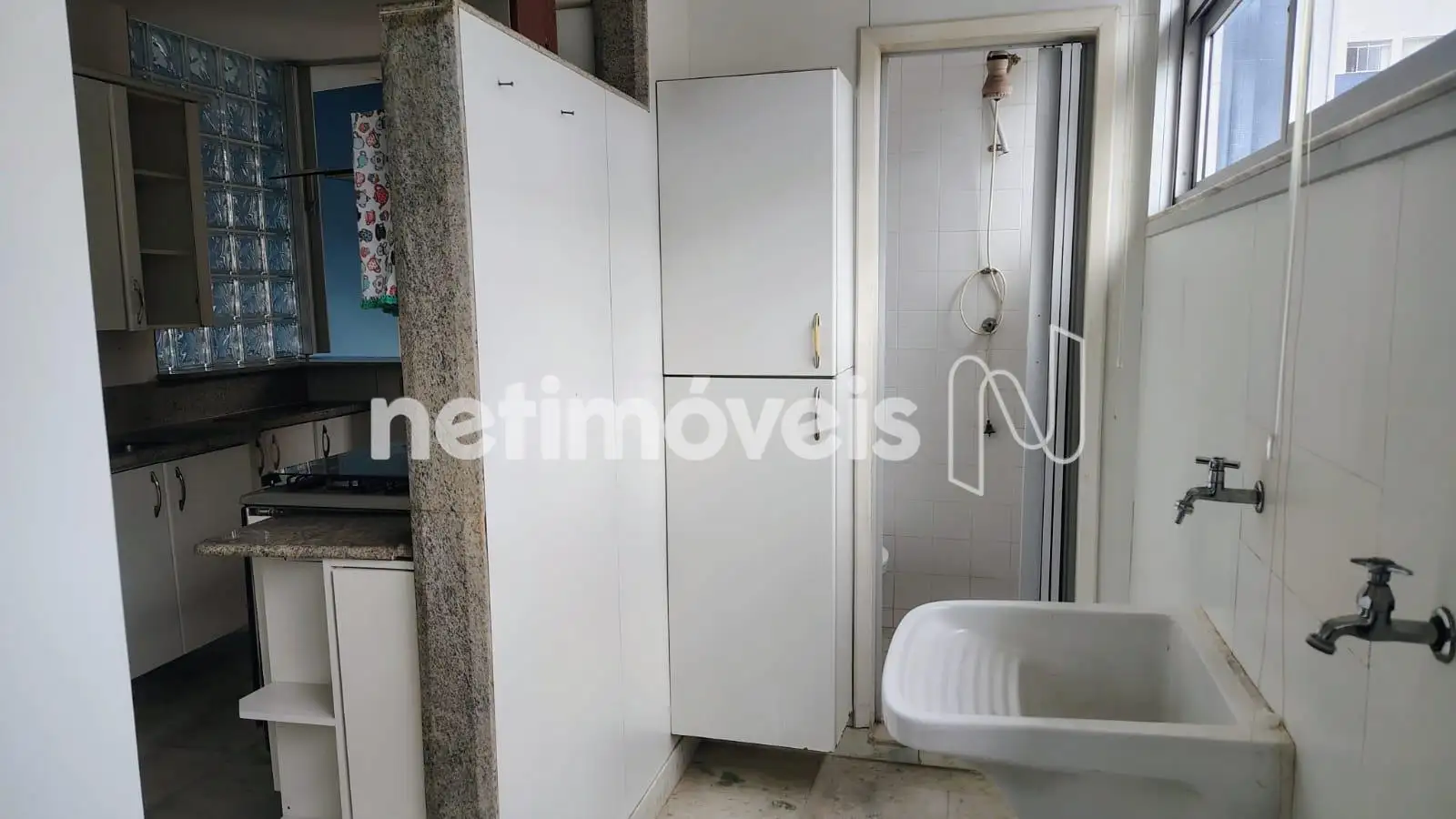 Área e banho de serviço