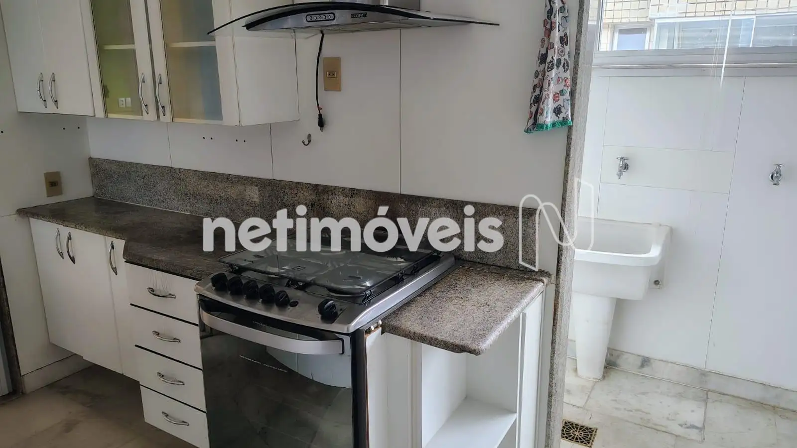 Cozinha com fogão e exaustor