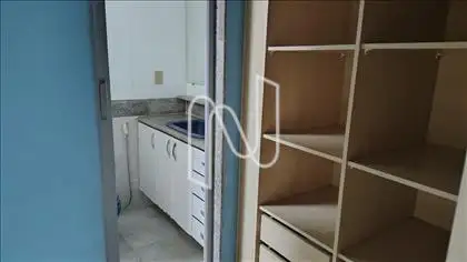 Closet acesso banho suíte