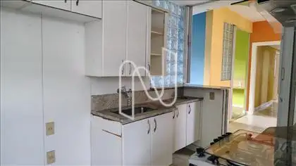 Cozinha armários sob e sobre a pia