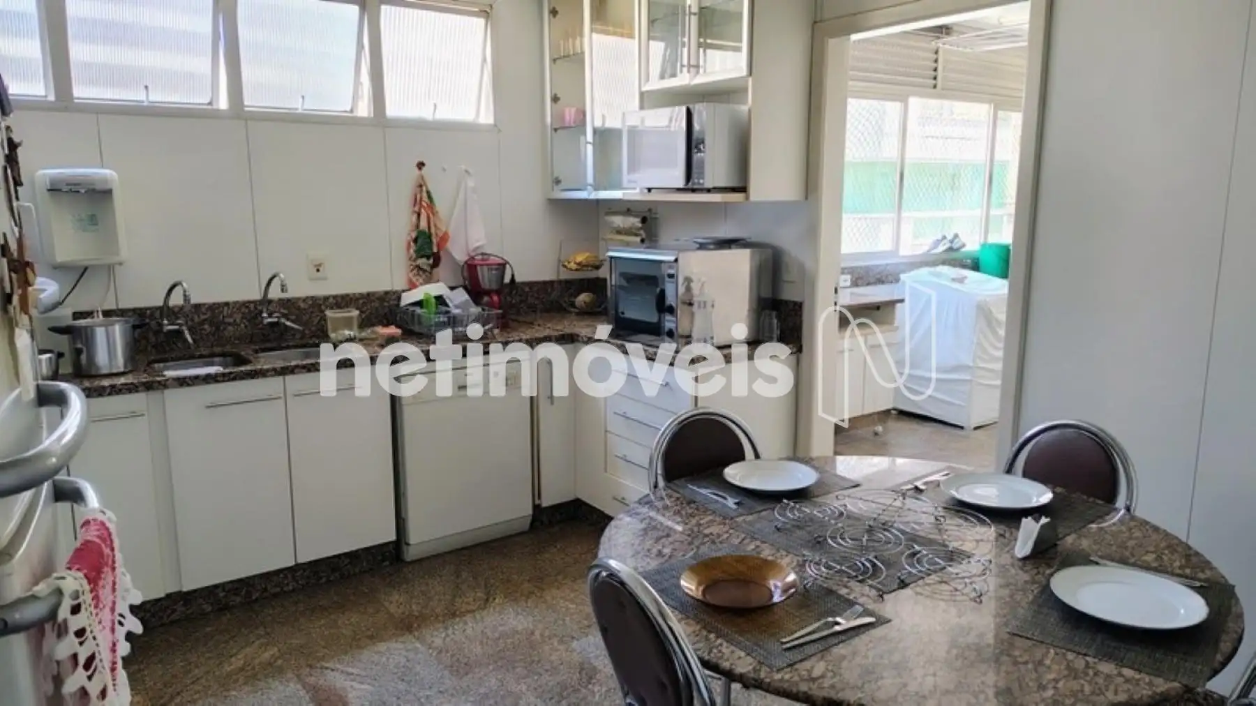 Cozinha com mesa de lanches