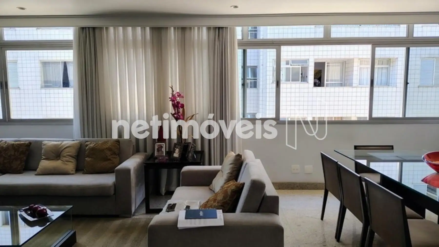 Sala com janelão