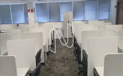 Mesas e cadeiras separadas