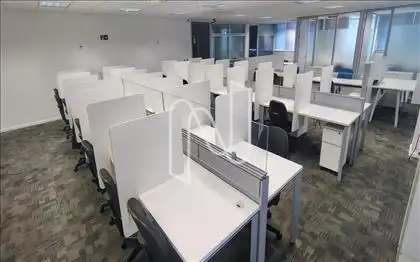 Mesas com divisórias prontas