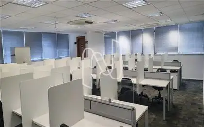 Mesas com cadeiras e divisórias