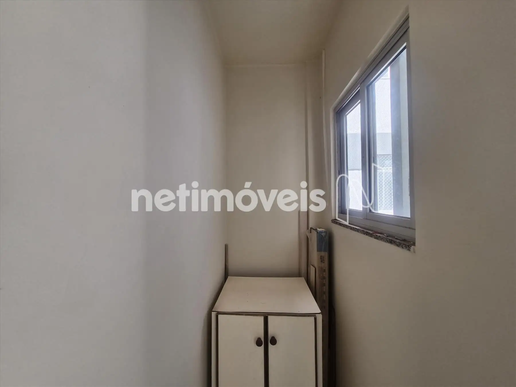 Pequeno quarto - área de serviço