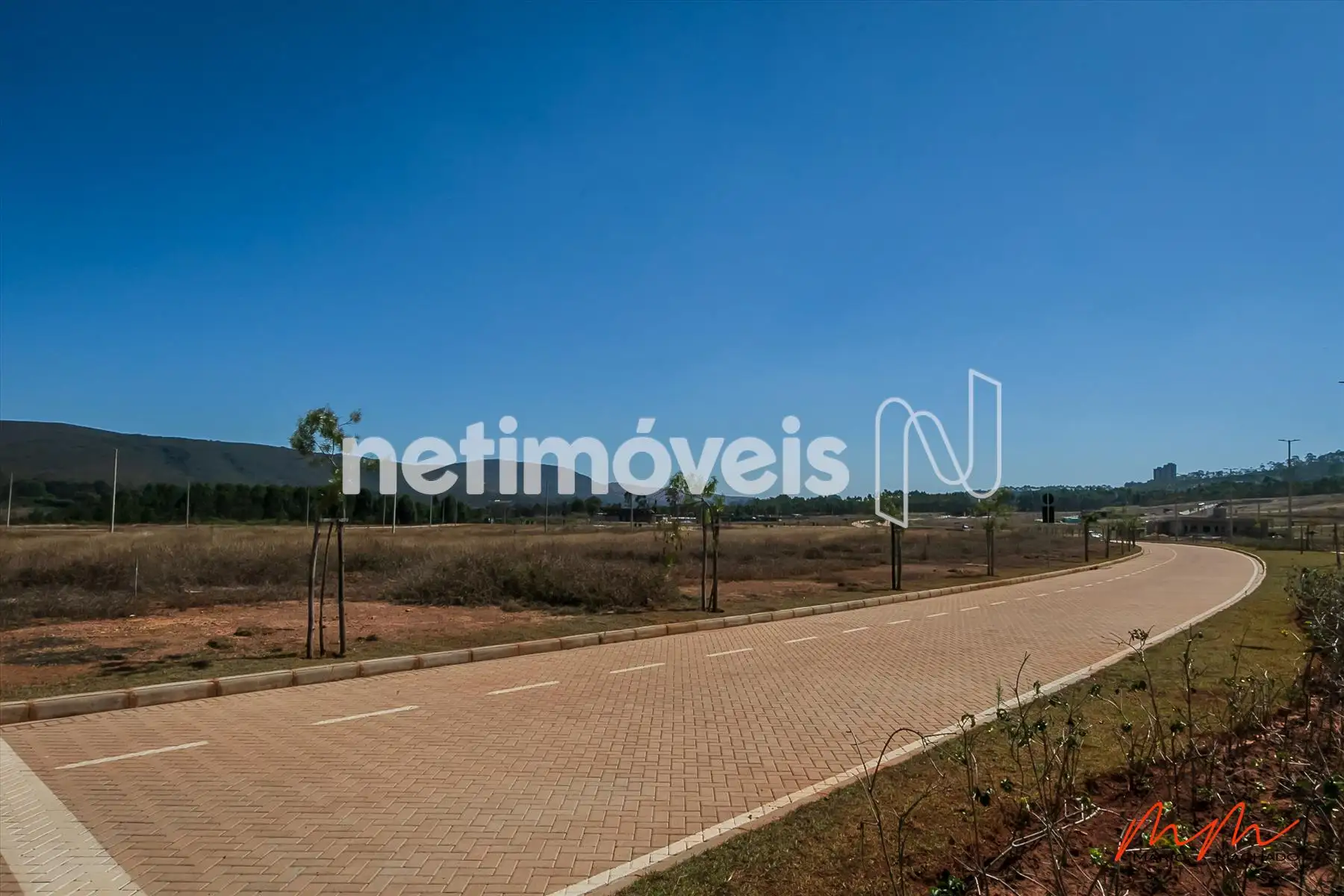 Frente do lote na Av. principal