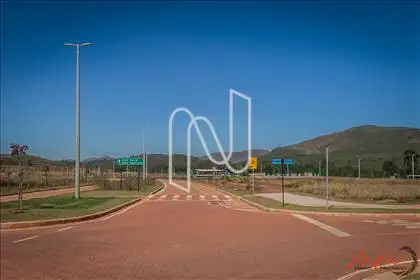 Avenida principal com canteiro central