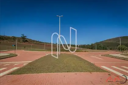 Canteiro central e praça na Avenida principal