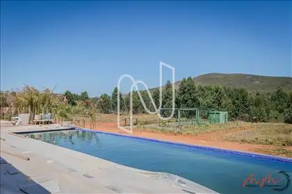 Piscina descoberta com borda infinita