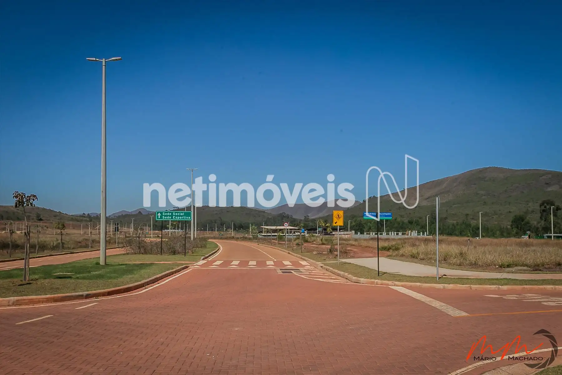 Avenida principal com canteiro central