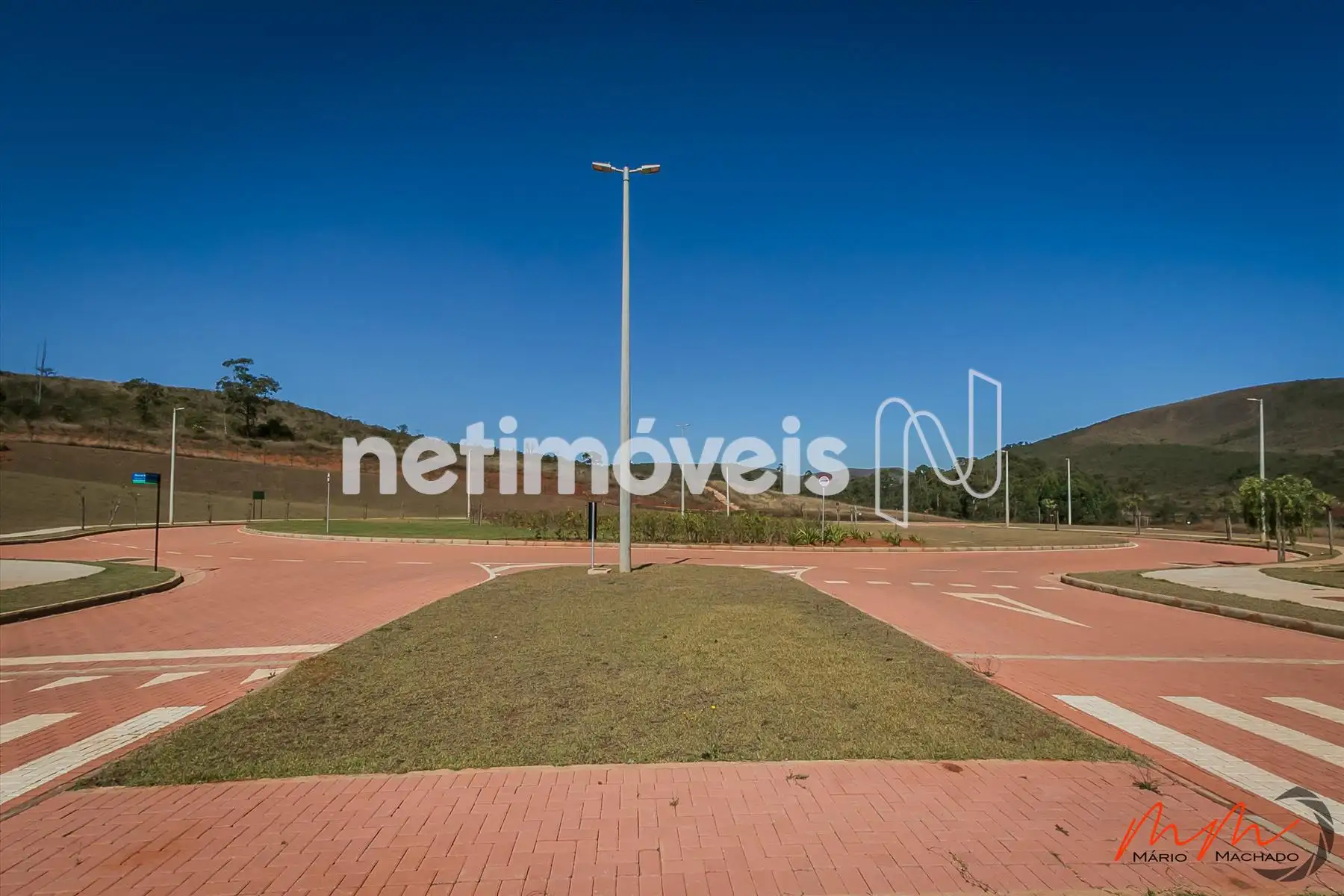 Canteiro central e praça na Avenida principal