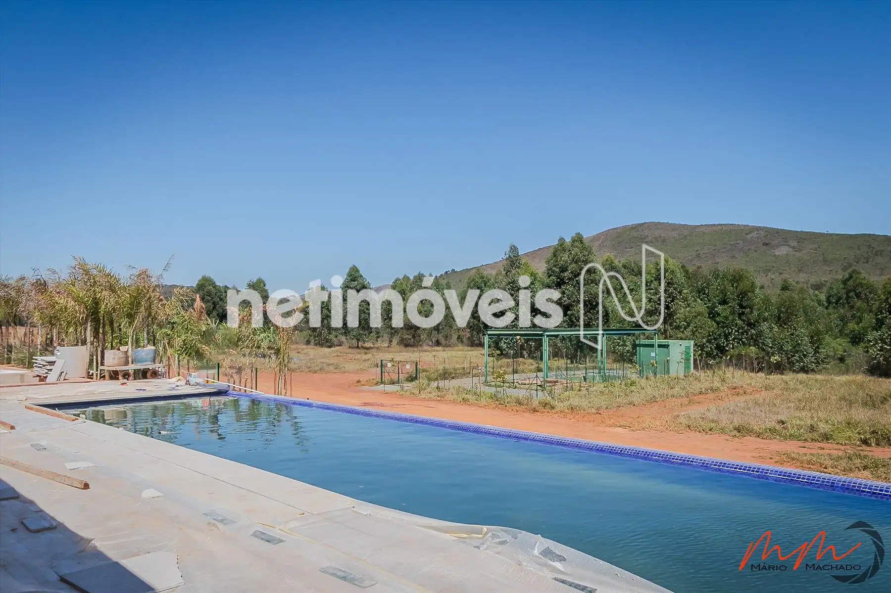 Piscina descoberta com borda infinita