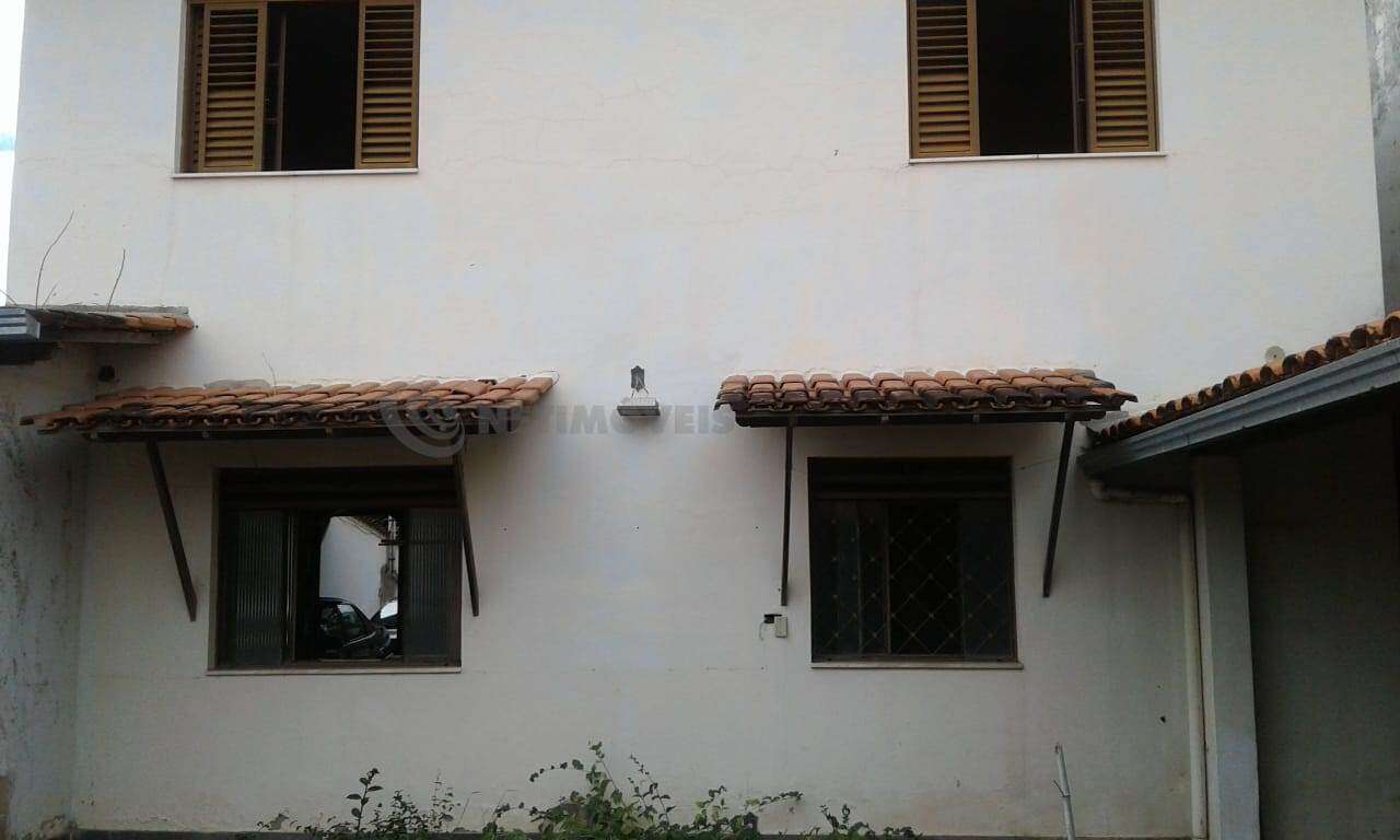 vista do quintal para fundos da casa