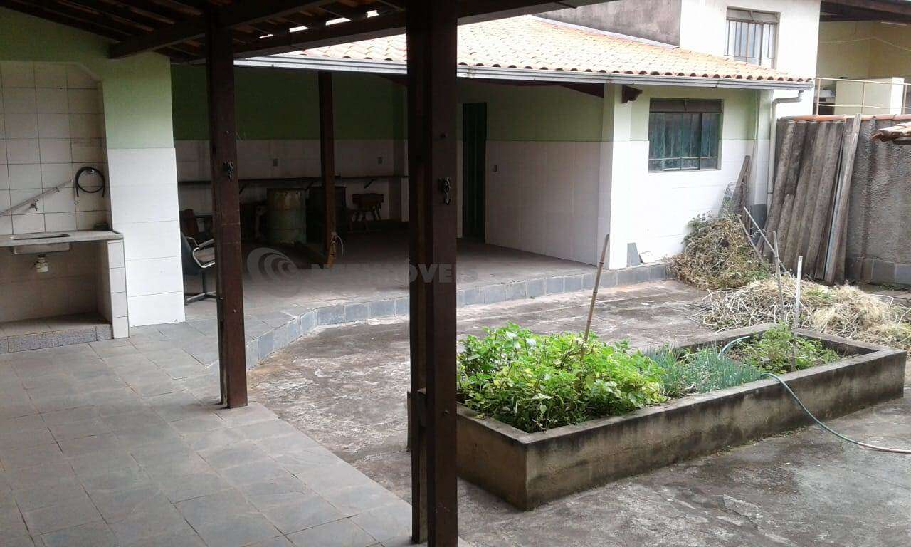 Quintal com dois dormitorios